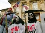 [Russians protest USA striking Iraq]